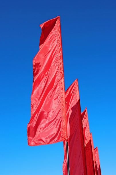 Czerwone flagi uroczysty w czasie wakacji - Zdjęcie, obraz