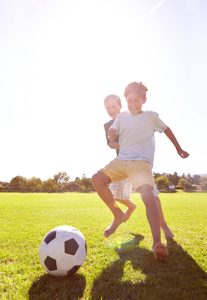 Voetbal, vrienden en spelen voor de lol op gras, ondersteuning en glimlachen voor sport spel op het veld. Happy boys, kinderen en prestaties op het veld, bonding en lachen voor competitie of uitdaging. - Foto, afbeelding