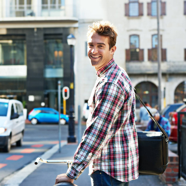 Portret, szczęśliwy człowiek i pchnąć rower na ulicy, aby podróżować na ekologiczny transport na zewnątrz, dojazdy do pracy lub pieszo. Jazda na rowerze, osoba i rower w mieście, mieście i drodze do podróży po chodniku w Kanadzie. - Zdjęcie, obraz