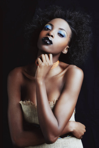 Cosmetica, schoonheid en portret van zwarte vrouw op donkere achtergrond met vertrouwen, stijl en trots. Cultuur, esthetische en geïsoleerde Afrikaanse persoon met mode, trendy accessoires en make-up in de studio. - Foto, afbeelding