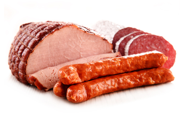 Fleischprodukte wie Schinken und Wurst isoliert auf weißem Papier - Foto, Bild