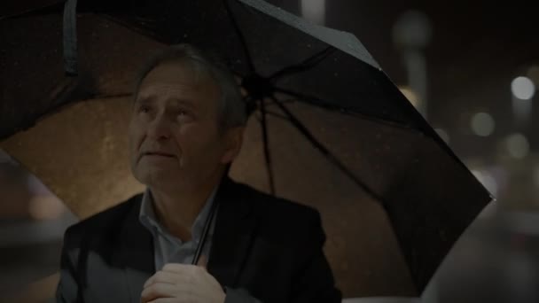Unavený rozhořčený starší muž osoba litující chyby venku v dešti - Záběry, video