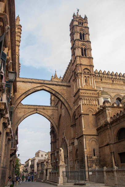 À Palerme, Italie, En octobre 2023, La façade principale de la cathédrale, reliée aux arcades du Palais des Archevêques - Photo, image