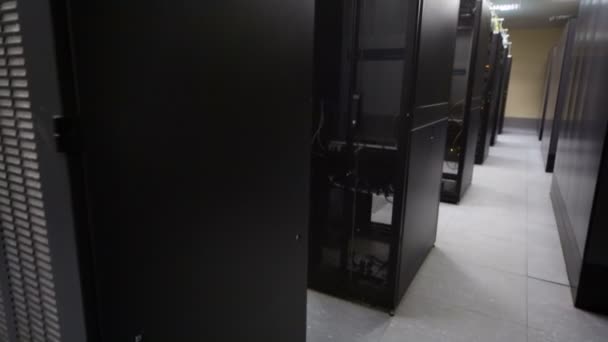 Телекомунікаційне обладнання в серверній кімнаті
 - Кадри, відео