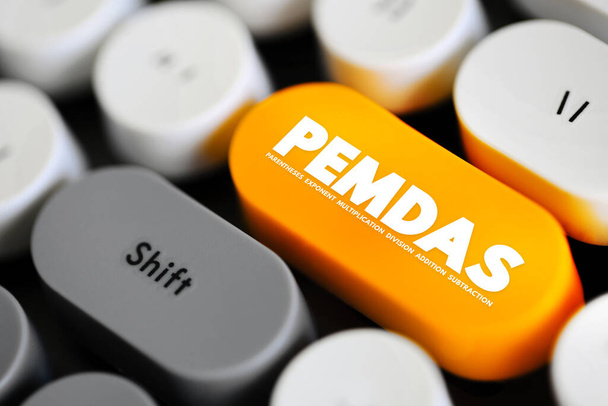 PEMDAS - el orden de las operaciones para las expresiones matemáticas que implican más de una operación, botón de concepto de texto acrónimo en el teclado - Foto, Imagen