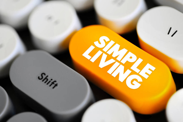 Vida simple - prácticas que promueven la simplicidad en el estilo de vida, botón de concepto de texto en el teclado - Foto, Imagen
