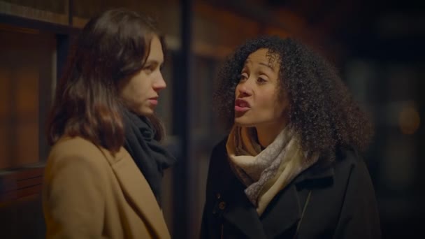 Fiatal nő szembeszáll a nő barátja a nézeteltérés veszekedés - Felvétel, videó