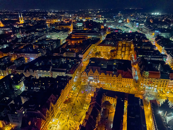 Vista panorâmica aérea noturna no centro da cidade velha, praça do mercado de Wroclaw (alemão: Breslau) - cidade no sudoeste da Polônia, região histórica da Silésia, Polônia, Europa, UE - Foto, Imagem