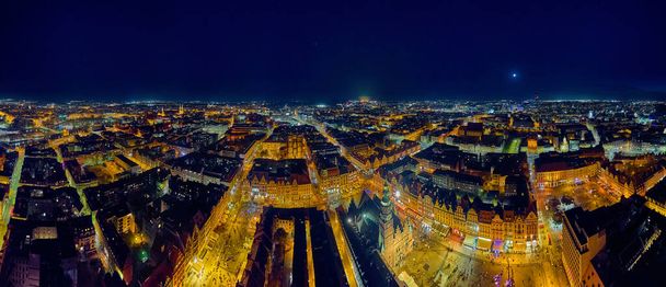 Vista panorâmica aérea noturna no centro da cidade velha, praça do mercado de Wroclaw (alemão: Breslau) - cidade no sudoeste da Polônia, região histórica da Silésia, Polônia, UE - estilo artístico escuro. - Foto, Imagem