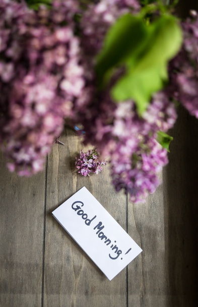 Buenos días nota con flores lila
 - Foto, Imagen