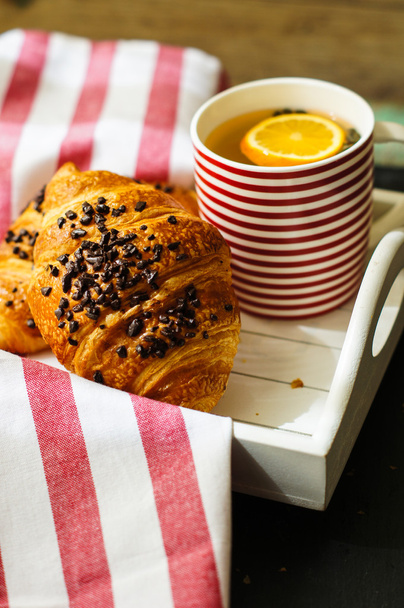 Perinteinen aamiainen croissantilla - Valokuva, kuva