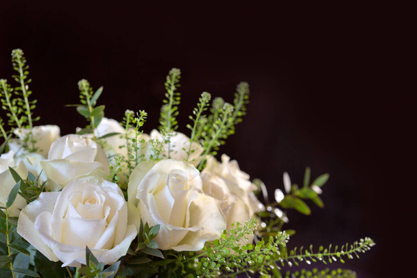 Bílé svatební růže zblízka izolované na černém pozadí . - Fotografie, Obrázek