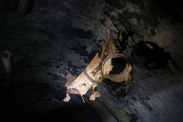 Yıpranmış eski harabe yeraltı sığınağı betonu - Fotoğraf, Görsel