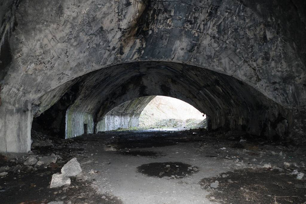 béton altéré de vieux bunker de guerre souterrain endommagé - Photo, image