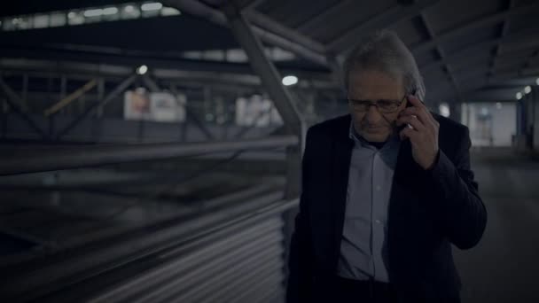 trastornado anciano hombre de negocios en traje unappy llamando en ciudad urbana - Imágenes, Vídeo