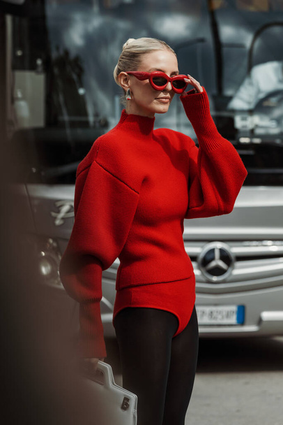Леони Ханне носит все Ferragamo, за пределами Сальваторе Ferragamo шоу во время Миланской недели моды Женская одежда Весна / Лето 2024. - Фото, изображение