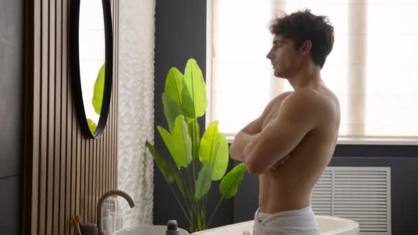 Кавказький впевнений чоловік робить вигляд, що стрілянина рукою в дзеркало відображає хлопця чоловічої статі вранці психічна позитивна мотивація розумова гігієна у ванній кімнаті вказує палець сам підтверджує підтримку самої любові - Кадри, відео