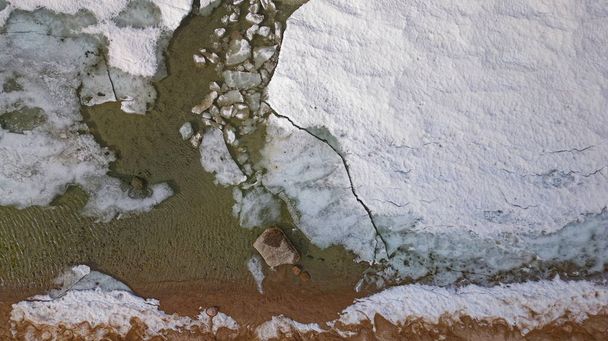 Drone shot of Georgian Bay Ice Pack Breaking Up and Melting in February en raison du réchauffement climatique - Photo, image