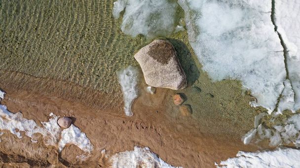 温暖化の気候のために2月に破裂し溶けるグルジアのベイアイスパックのドローンショット - 写真・画像