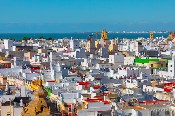 Panoramisch uitzicht vanaf boven op de stad Cadiz, Andalusië, Spanje - Foto, afbeelding