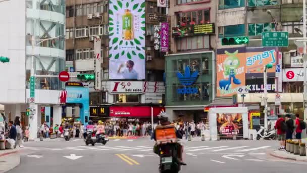 July30,2023.Taipei, Taiwan.timelapse vista de la calle en Ximending calle peatonal con muchas tiendas y personas peatonales caminando por la zona comercial. - Metraje, vídeo