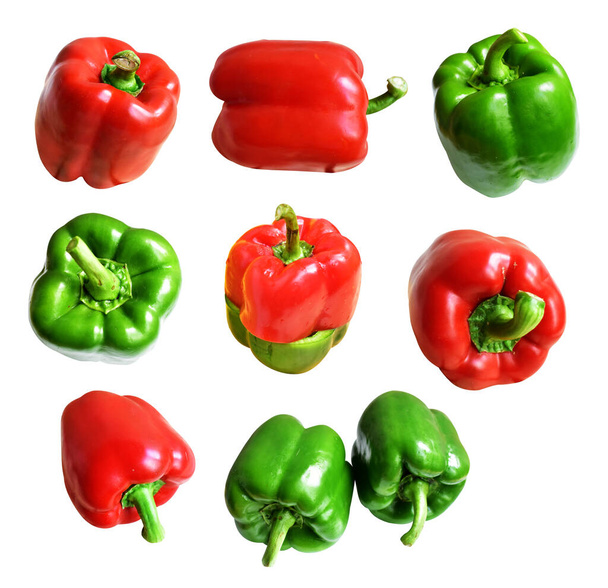 Φρέσκες κόκκινες και πράσινες πιπεριές μισοαπομονωμένες σε λευκό φόντο, χωρίς σκιά, μαγειρικό συστατικό - Φωτογραφία, εικόνα