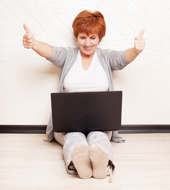 Woman sitting on floor with laptop - Foto, Bild