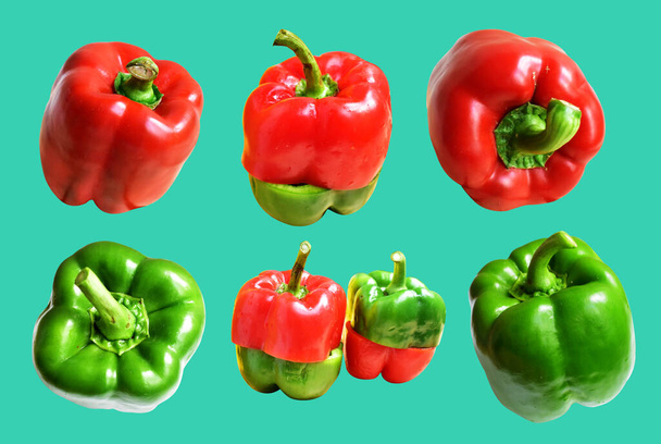 Čerstvé červené a zelené papriky napůl izolované v zeleném pozadí s výstřižkem cesta, žádný stín, vaření ingredience - Fotografie, Obrázek
