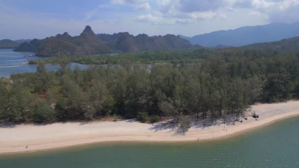 Ilha Langkawi Tanjung Rhu praia de areia. Drone descendente. Imagens 4k de alta qualidade - Filmagem, Vídeo