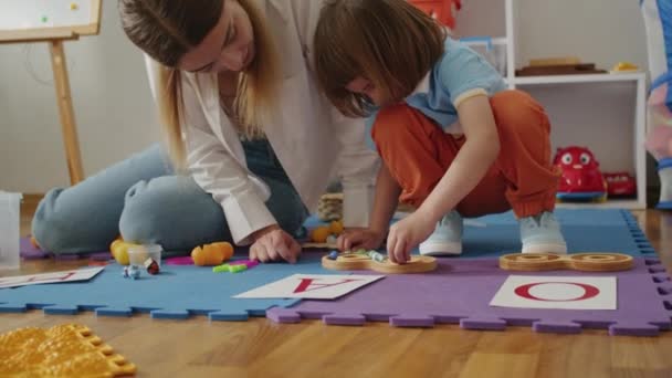 Een toegewijde mentor en therapeut werken samen om een kind in staat te stellen spraak en taal te ontwikkelen, een leuke en positieve leeromgeving thuis te bevorderen. - Video
