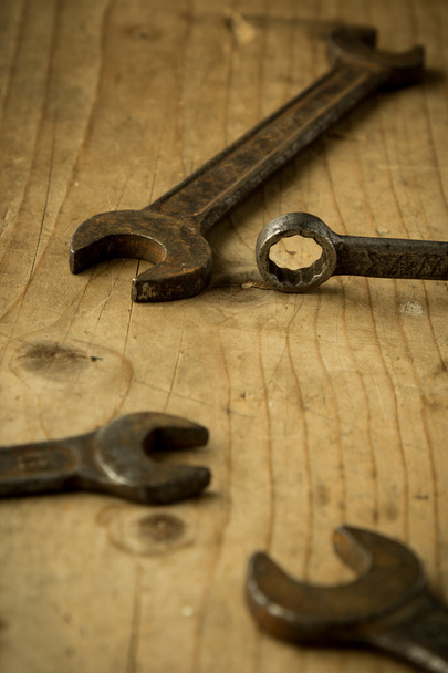 старі відкриті кінцеві гайкові ключі
 - Фото, зображення