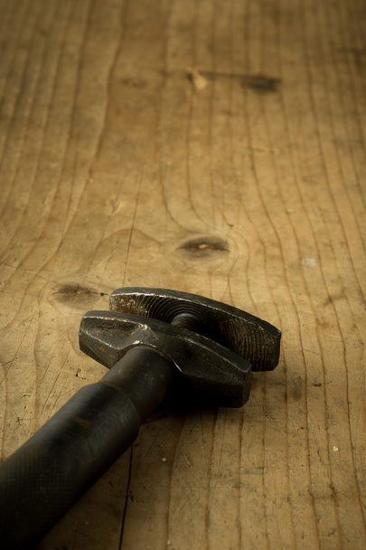 chave ajustável usada na mesa de madeira
 - Foto, Imagem
