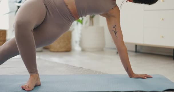 Yoga, kadın ve oturma odasındaki paspasın üzerinde denge, egzersiz ve sağlıkla spor yapmak için yerde gerinme. İnsan, pilates ve egzersiz, sağlıklı vücut ve yerde huzur için dinlenme odasında ısınma.. - Video, Çekim
