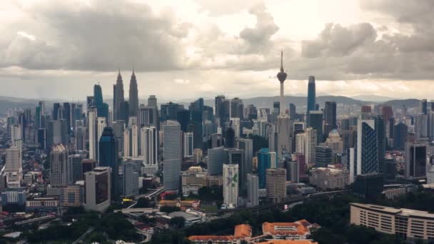 Luftaufnahme von Kuala Lumpur an einem bewölkten Tag - Filmmaterial, Video