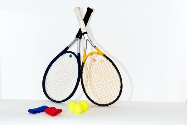 テニス ラケット、ボール. - 写真・画像