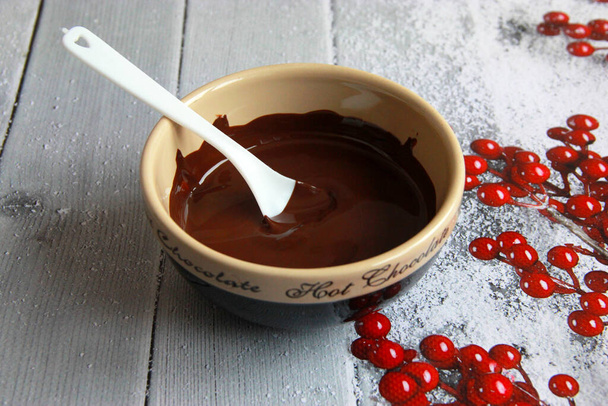 Chocolate negro derretido en el bol. Crema de ganache casera para fondue de chocolate - Foto, imagen