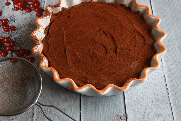 Cheesecake de trufa de chocolate caseiro na panela de cerâmica polvilhada com cacau em pó - Foto, Imagem