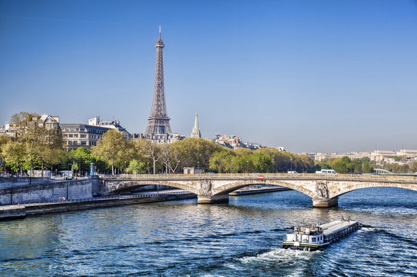 Wieża Eiffla z łodzi na Sekwanie w Paryżu, Francja - Zdjęcie, obraz