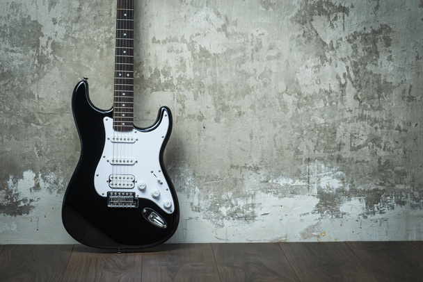 Gitara elektryczna w pobliżu ścian betonowych - Zdjęcie, obraz