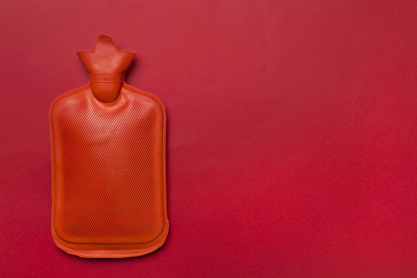 Kauçuk su ısıtıcı torba renk arkaplan üzerinde - Fotoğraf, Görsel