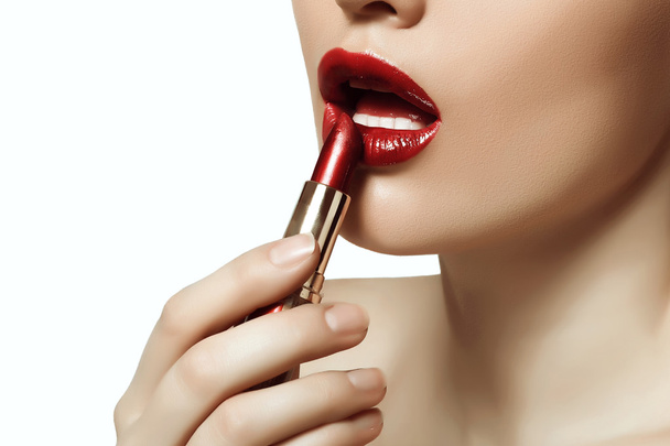 Piękne usta pomalowane czerwona szminka - Zdjęcie, obraz