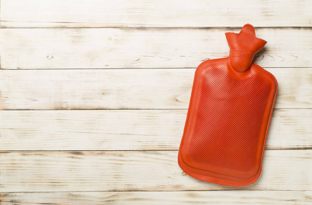 Καουτσούκ νερό θερμότερο τσάντα σε ξύλινο φόντο - Φωτογραφία, εικόνα