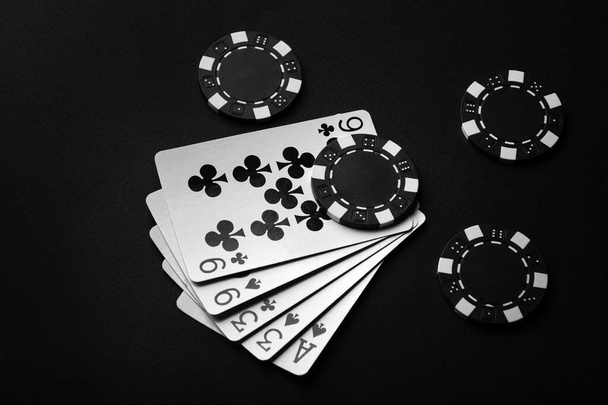 Patatine fritte e carte da gioco nere con una combinazione vincente di carte alte. Il concetto di fortuna o fortuna in un club di poker. - Foto, immagini