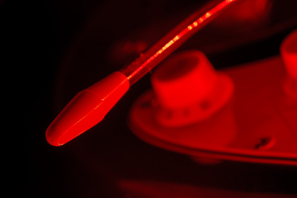 Whammy bar van een elektrische gitaar in rood licht - Foto, afbeelding
