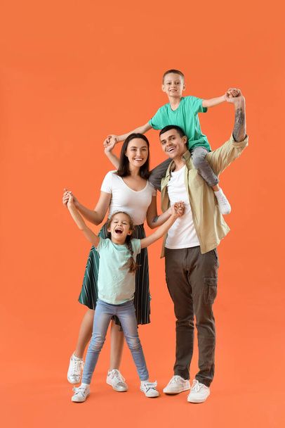 Счастливая семья на оранжевом фоне
 - Фото, изображение