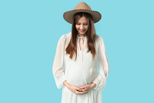 Mavi arka planda güzel hamile bir kadın. Uluslararası Kadınlar Günü - Fotoğraf, Görsel
