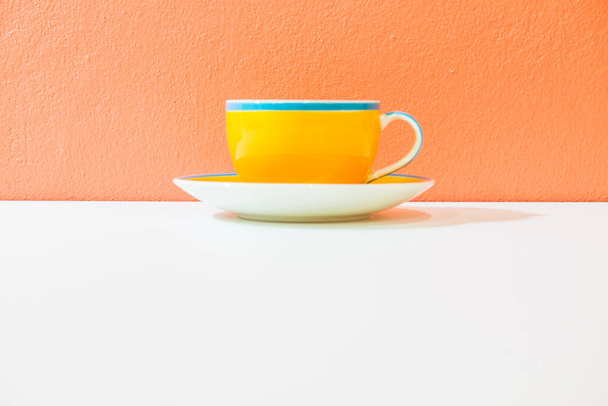 Tazza di caffè giallo con parete arancione, Thailandia. - Foto, immagini