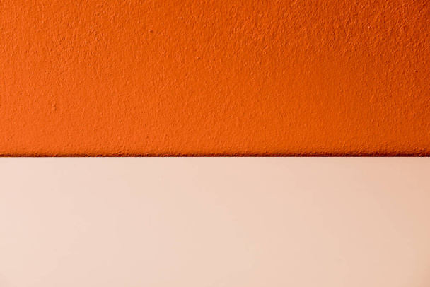 ホワイトストライプ,タイのオレンジ塗装壁. - 写真・画像
