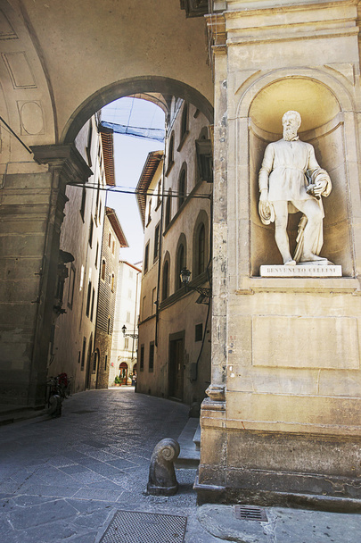 Δρόμο με ένα άγαλμα του Μπενβενούτο Τσελίνι στη Φλωρεντία, Ιταλία εγώ - Φωτογραφία, εικόνα
