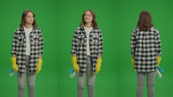 1 'de 3 Yeşil Ekran Montajı. Sarı Eldivenli Genç Kadın, elinde bir temizlik spreyi şişesi ve bez tutuyor, Temizliğinin sonucundan memnun ve memnun değil. Minimalist Temizlik. - Video, Çekim